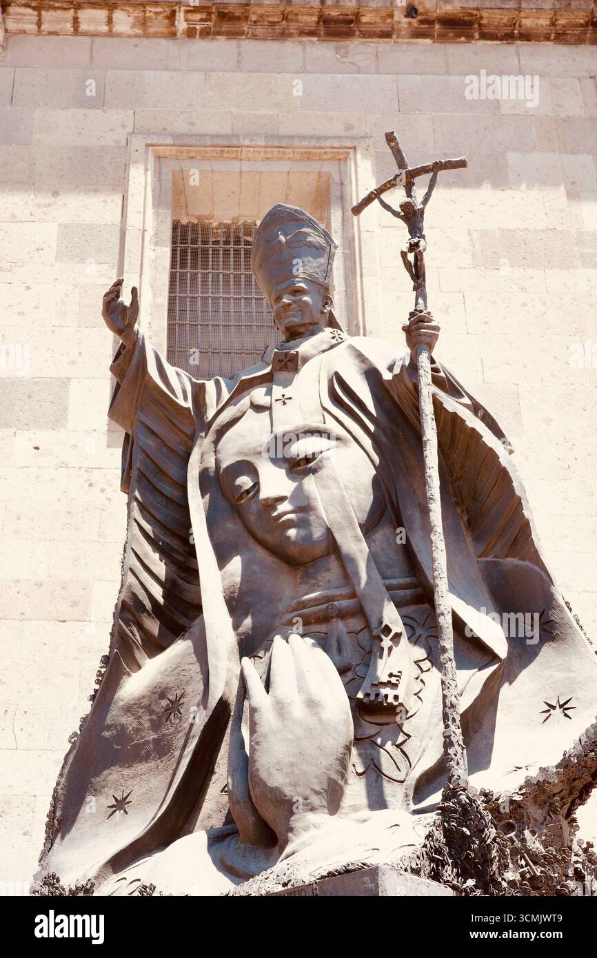 Statue von Papst Johannes Paul II. Vor der Metropolitan Cathedral in Mexiko-Stadt im Centro Histórico, Mexiko-Stadt. Stockfoto Statue von Papst Johannes Paul II. Vor der Metropolitan Cathedral in Mexiko-Stadt im Centro Histórico, Mexiko-Stadt. Stockfoto