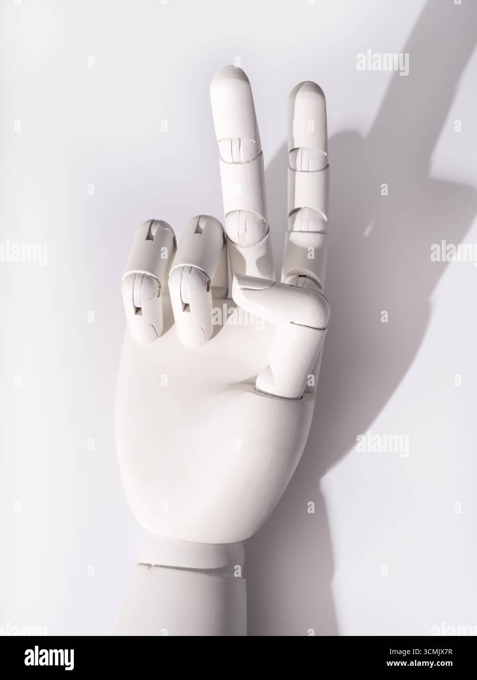 Die Hand des Roboters macht ein „V“-Zeichen Stockfoto