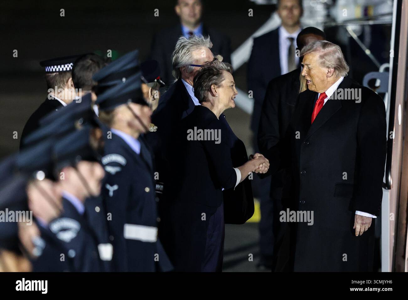 US-Präsident Donald Trump schüttelt Yvette Cooper (Secretary of State for Foreign and Commonwealth Affairs of the United Kingdom) bei seiner Ankunft am Flughafen London Stansted für seinen Staatsbesuch im Vereinigten Königreich am Flughafen London Stansted, Stansted, Vereinigtes Königreich, 16. September 2025 (Foto: Alfie Cosgrove/News Images) Stockfoto