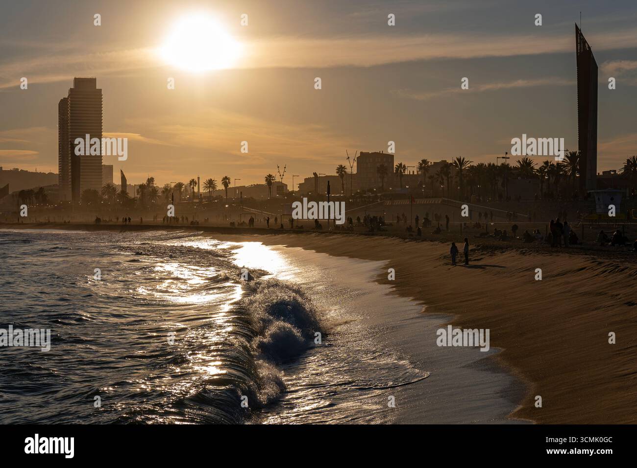 Blick auf das Mittelmeer vom Strand Bogatell bei Sonnenuntergang in Barcelona Stockfoto