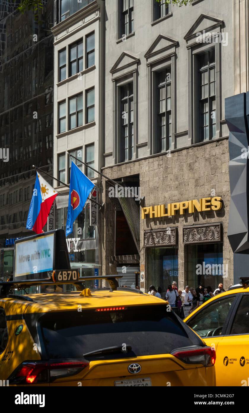 Das Philippines Center New York befindet sich an der 556 5th Ave., 2025, New York City, USA Stockfoto