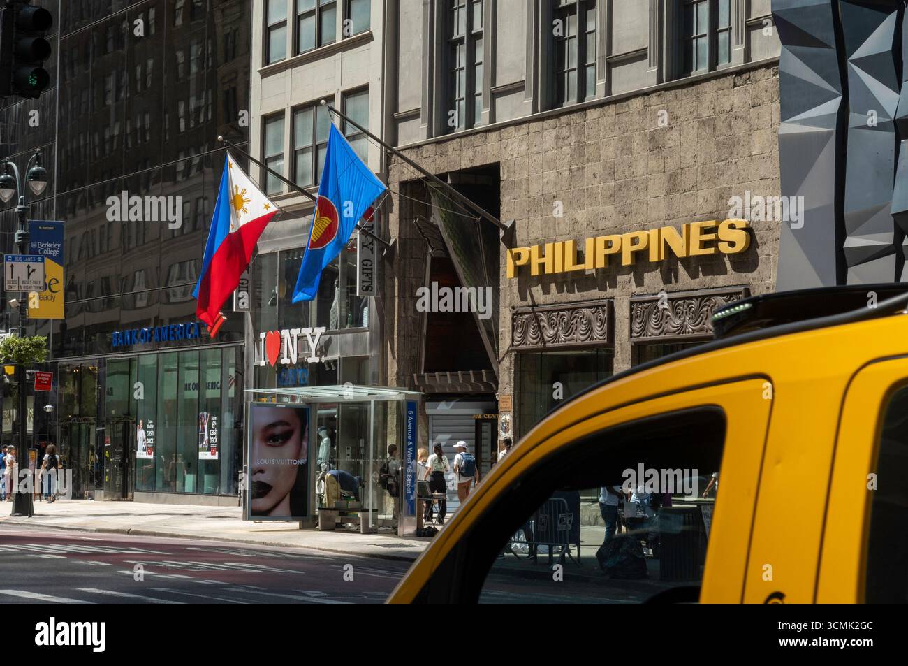 Das Philippines Center New York befindet sich an der 556 5th Ave., 2025, New York City, USA Stockfoto