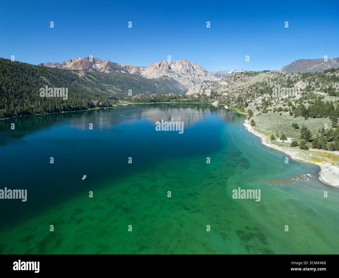 Blick aus der Vogelperspektive auf den June Lake, Kalifornien im Sommer inmitten der Sierra Nevada Mountains Stockfoto