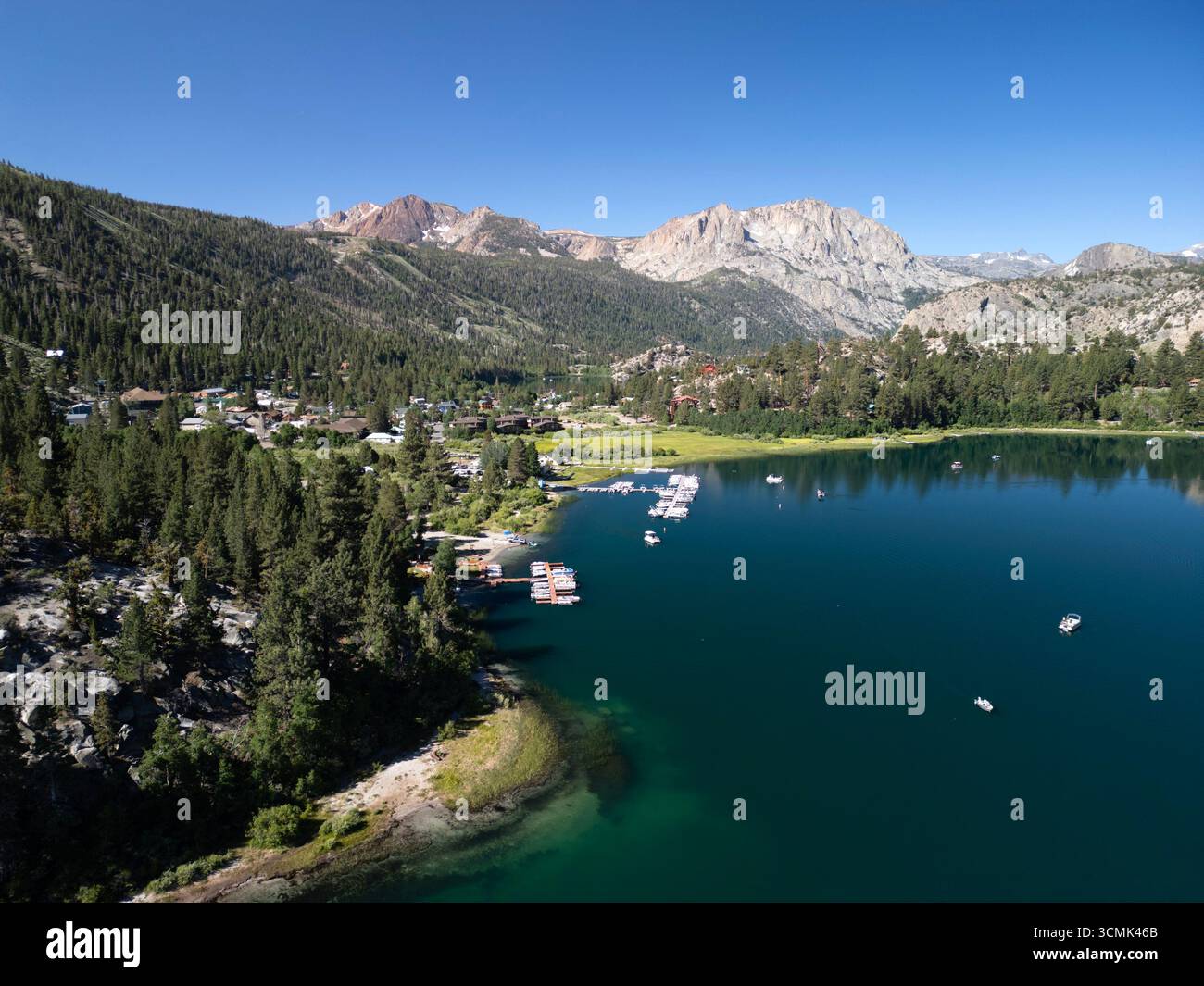 Blick aus der Vogelperspektive auf den June Lake, Kalifornien im Sommer inmitten der Sierra Nevada Mountains Stockfoto