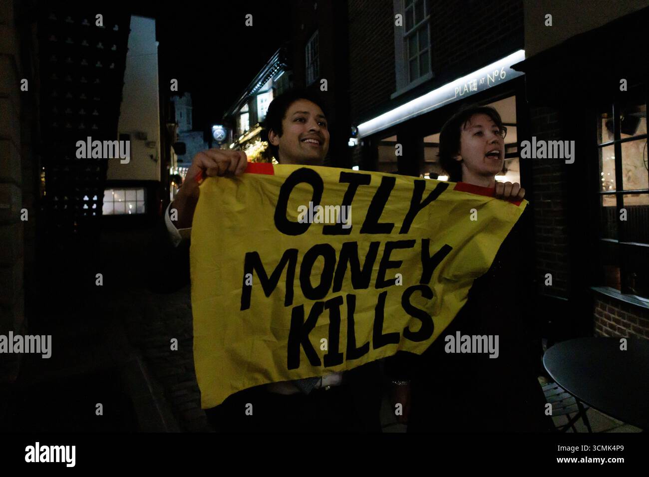 Windsor, Großbritannien. September 2025. Aktivisten der Klimagerechtigkeitsorganisation Fossil Free London werden aus der Guildhall geworfen, nachdem sie ein formelles Galadinner unterbrochen haben, das von Republikanern in Übersee organisiert wird, um US-Präsident Donald Trumps zweiten Staatsbesuch in Großbritannien zu feiern. Die Fossil Free London-Aktivisten hatten ÒHow Many will you kill if you Drill, Baby, drillÓ in Bezug auf Präsident Trumps Slogan zur Förderung fossiler Brennstoffe geschrien und Banner mit der Aufschrift "Oil Money Kills" hochgehalten. Quelle: Mark Kerrison/Alamy Live News Stockfoto