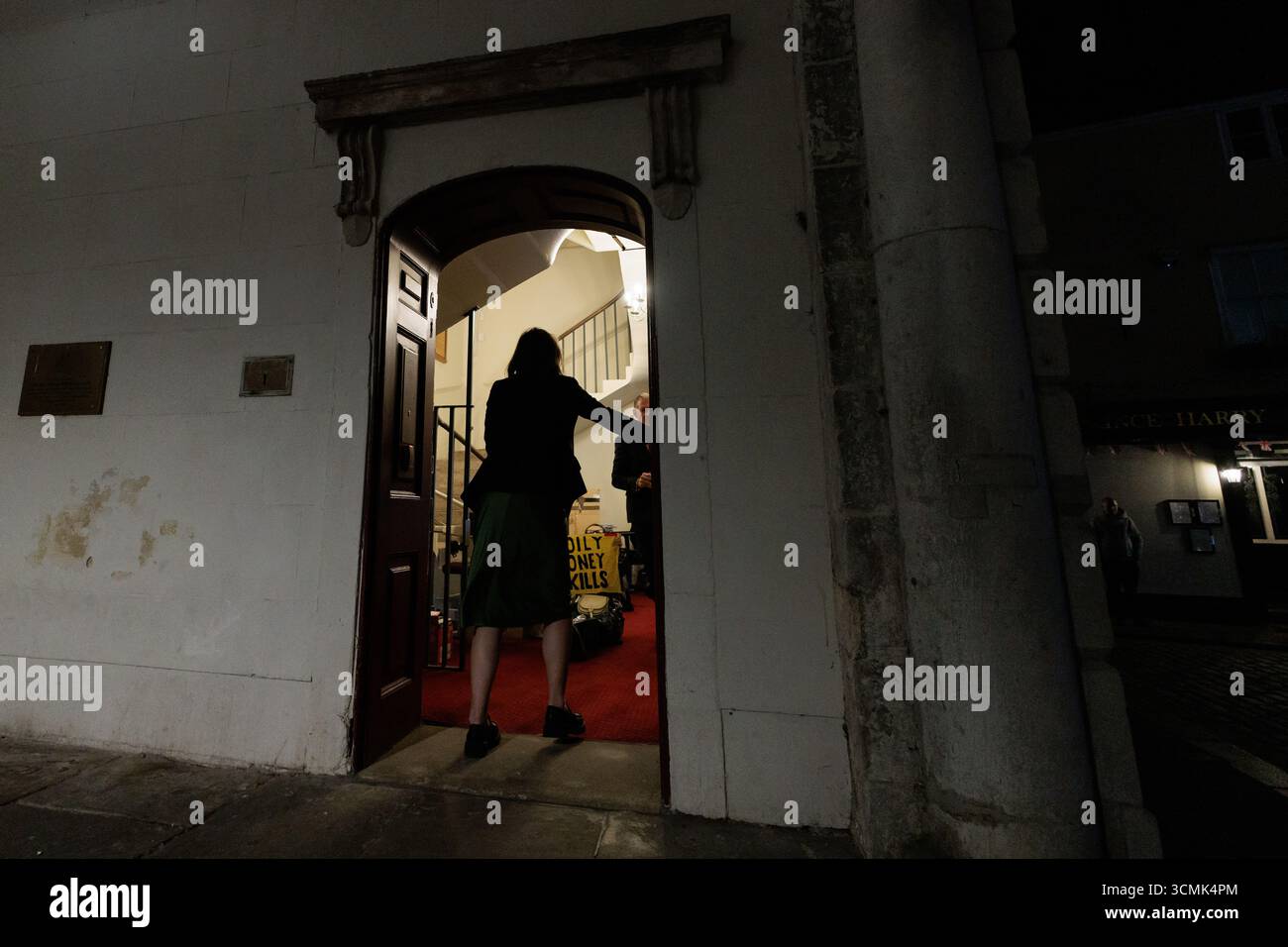 Windsor, Großbritannien. September 2025. Ein Aktivist der Klimagerechtigkeitsorganisation Fossil Free London wird aus der Guildhall geworfen, nachdem er ein formelles Galadinner unterbricht, das von Republikanern in Übersee organisiert wird, um US-Präsident Donald Trumps zweiten Staatsbesuch in Großbritannien zu feiern. Die Fossil Free London-Aktivisten hatten ÒHow Many will you kill if you Drill, Baby, drillÓ in Bezug auf Präsident Trumps Slogan zur Förderung fossiler Brennstoffe geschrien und Banner mit der Aufschrift "Oil Money Kills" hochgehalten. Quelle: Mark Kerrison/Alamy Live News Stockfoto