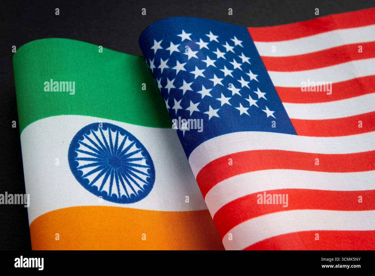 Die Nationalflagge Indiens zusammen mit der Flagge der USA isoliert auf Schwarz. Ein Konzept der Beziehungen zwischen Indien und den USA. Stockfoto