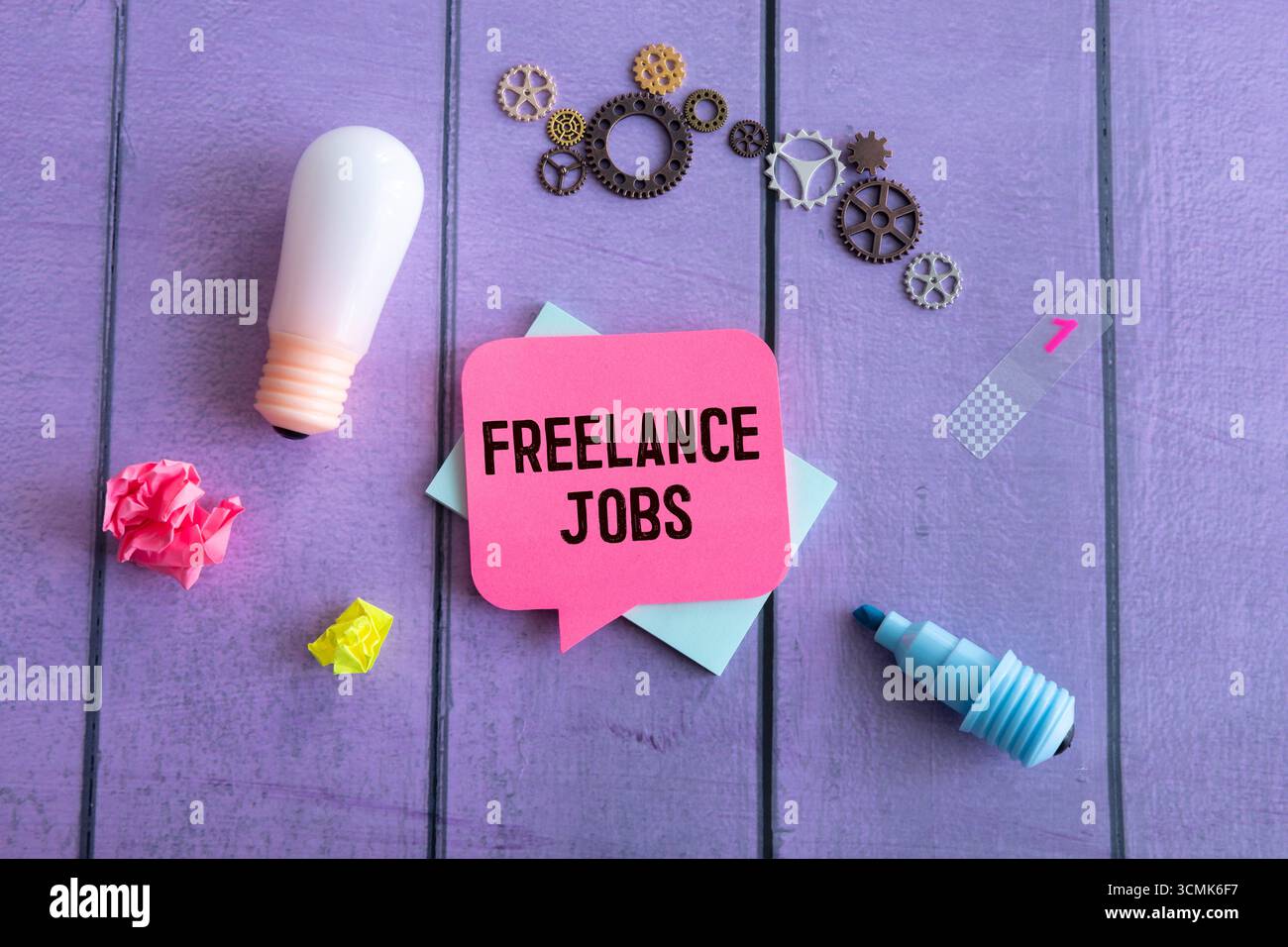Freiberufliche Jobs Text auf offenem Notizbuch auf Holztisch mit Blume und Stift geschrieben Stockfoto