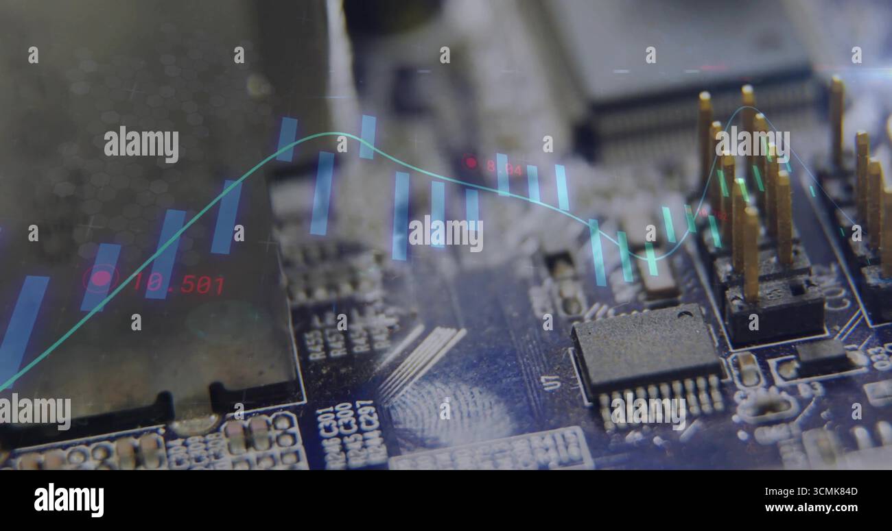 Zeigt IC-Chip, goldfarbene Stiftleiste auf der Leiterplatte im Labor, mit Kerzenhalter und Liniendiagramm-Überlagerung Stockfoto