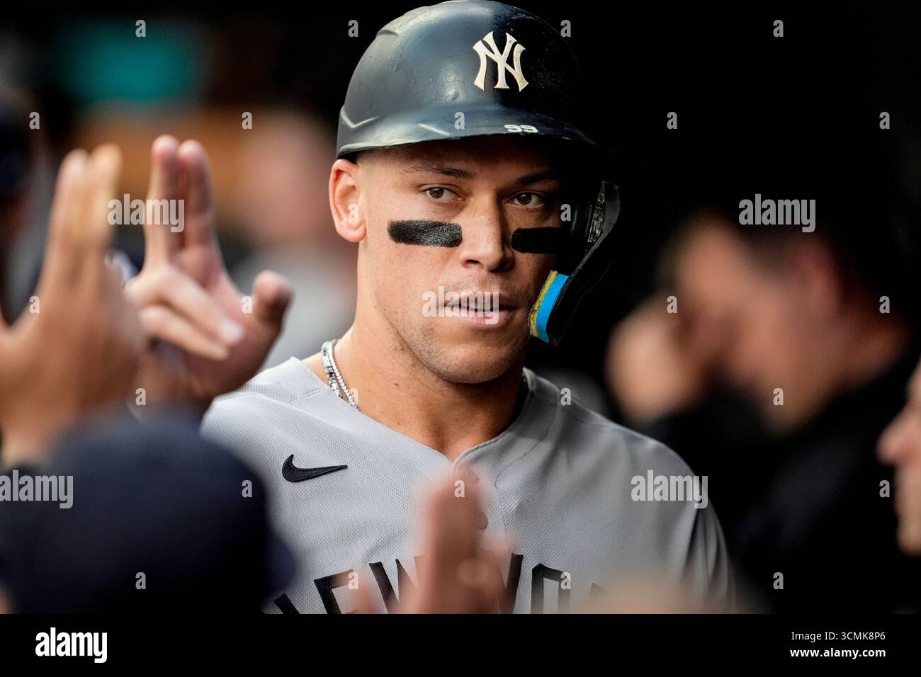 New York Yankees' Aaron Judge (99) celebrates scoring off the bat of designated hitter Giancarlo Stanton in the first inning of a baseball game against the Minnesota Twins, Tuesday, Sept. 16, 2025, in Minneapolis. (AP Photo/Mike Stewart) Stockfoto