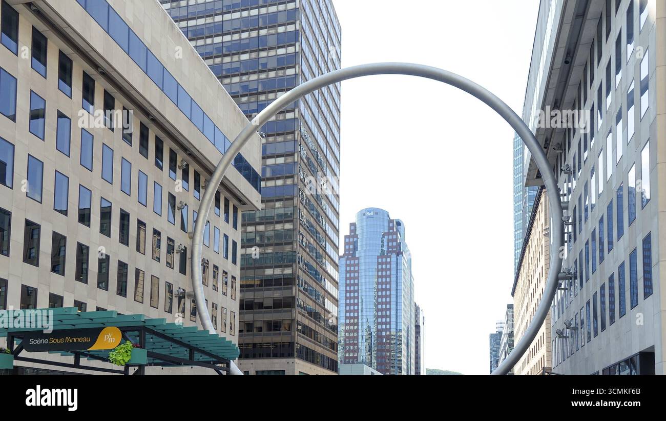 Atemberaubende Skulptur The Ring am Place Ville Marie in Montreal, umgeben von moderner Architektur, zeigt urbane Kunst und pulsierendes Stadtleben mit Kopie Stockfoto