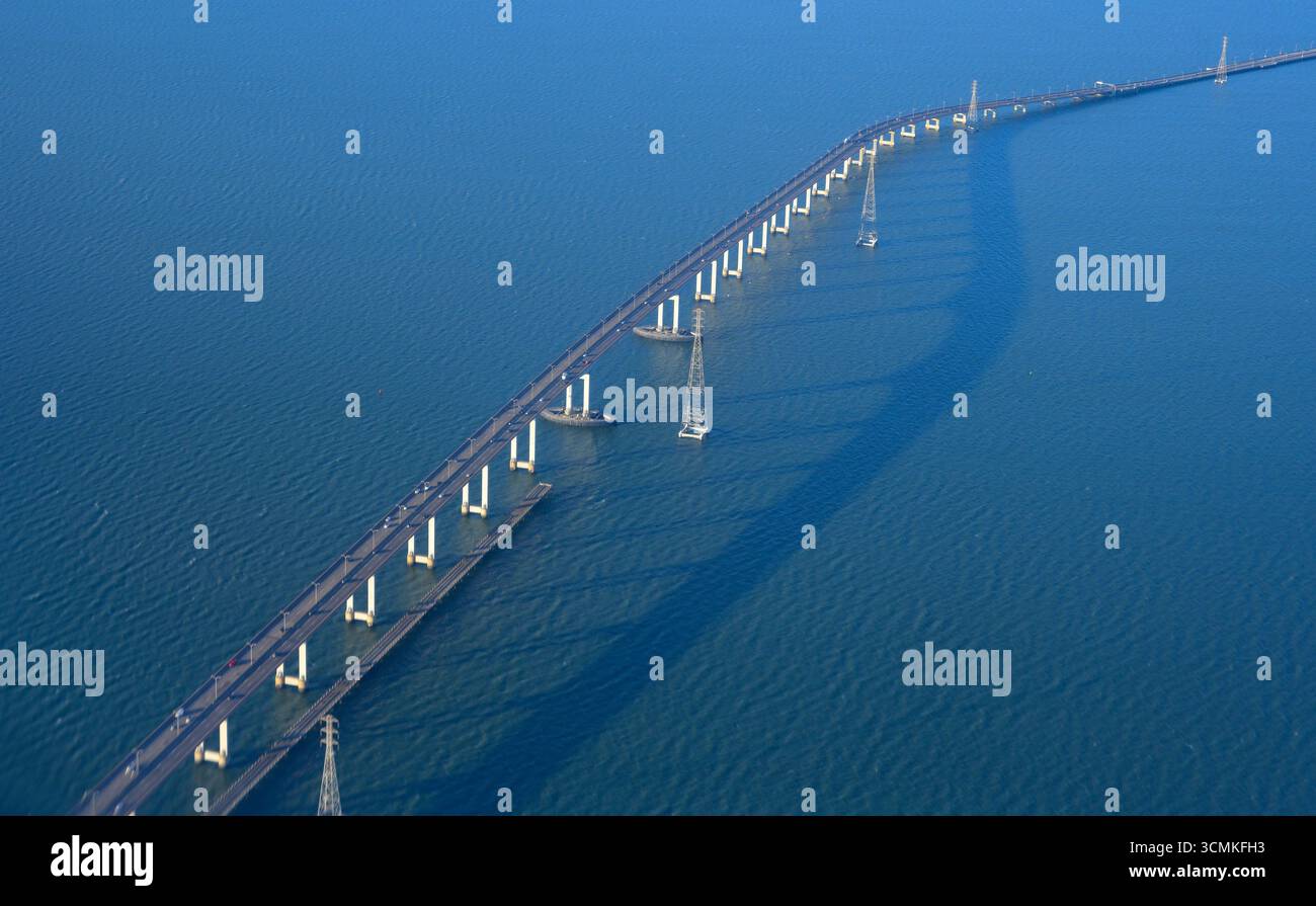 Die Dumbarton Bridge bei Sonnenuntergang, Menlo Park CA (aus der Luft) Stockfoto
