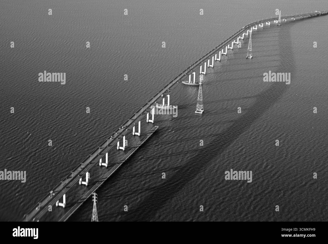 Die Dumbarton Bridge bei Sonnenuntergang, Menlo Park CA (aus der Luft) Stockfoto