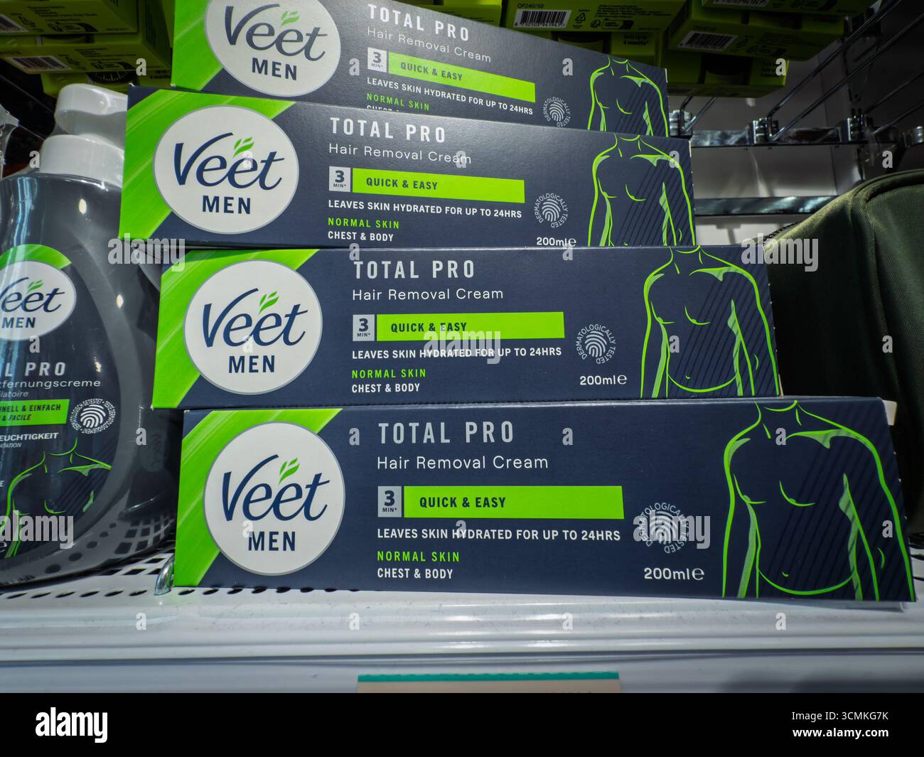 VALENCIA, SPANIEN - 6. APRIL 2025: Veet Men Haarentfernungs-Creme-Boxen zum Verkauf in Valencia, mit Hervorhebung männlicher Haarentfernungsprodukte. Veet ist eine britische Kleie Stockfoto