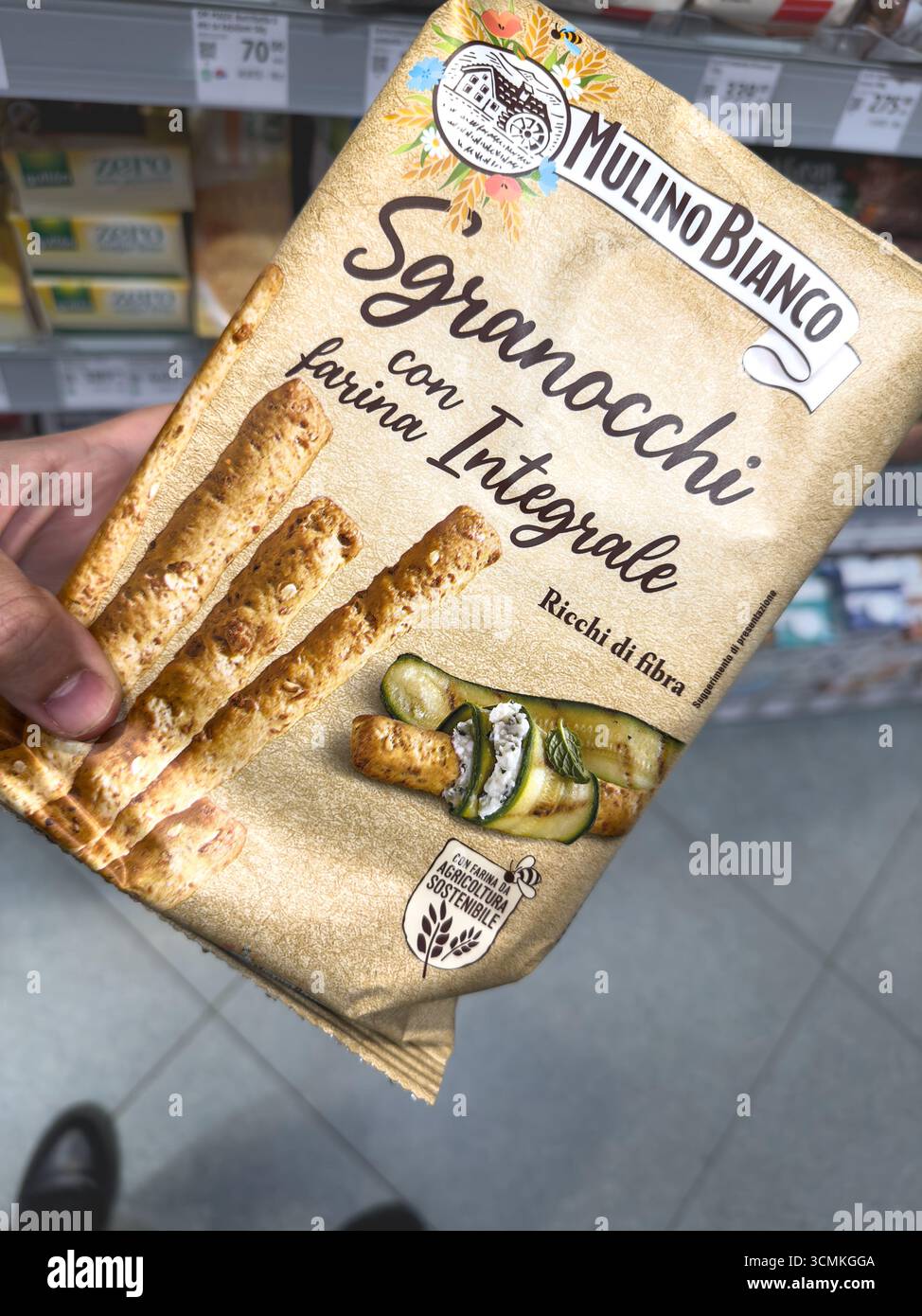 BELGRAD, SERBIEN - 14. MAI 2025: Nahaufnahme einer Mulino Bianco Sgranocchi-Packung in einem Supermarktregal in Belgrad. Ein Teil von Barilla, Mulino Bianco ist ein i Stockfoto