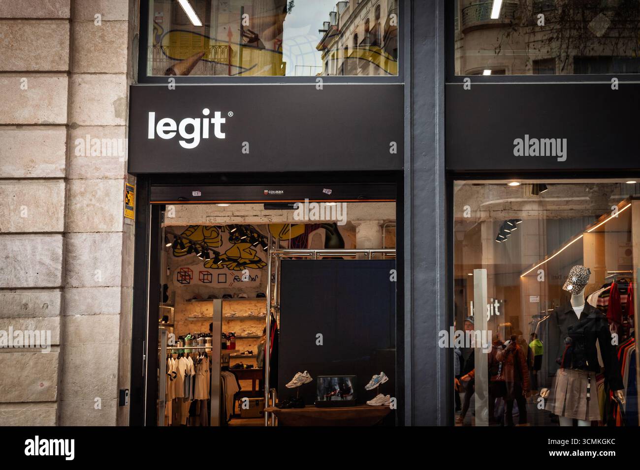 VALENCIA, SPANIEN - 5. APRIL 2025: Ladenfront des Streetwear-Händlers Legit in Valencia. Legit ist ein spanischer Modehändler, der sich auf Sneakers und spezialisiert hat Stockfoto