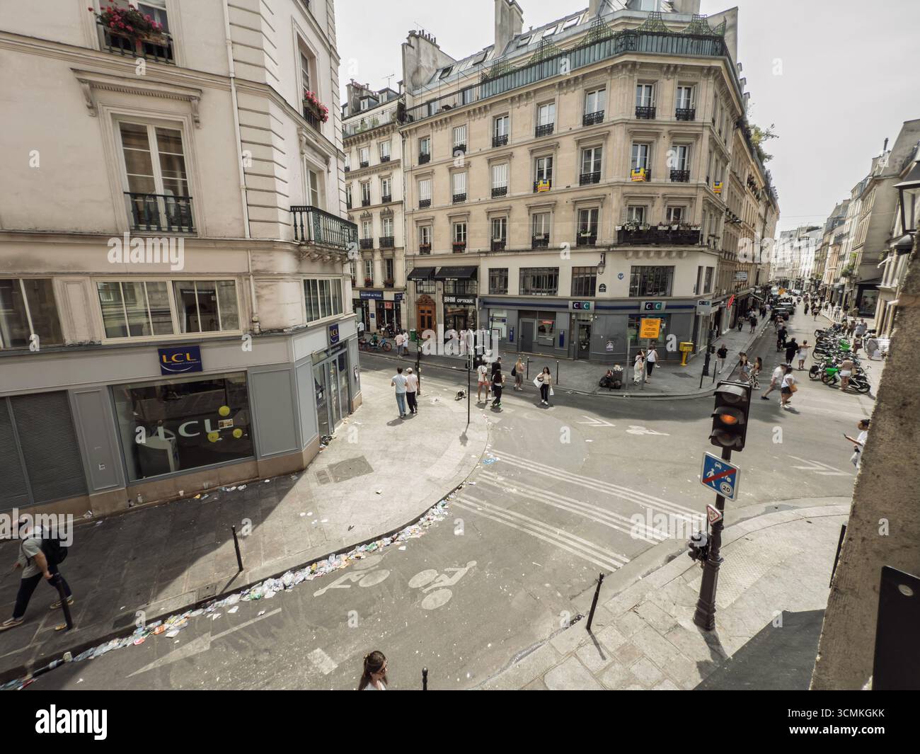 PARIS, FRANKREICH - 22. JUNI 2025: Panorama der Rue du Temple im Marais, einer Kreuzung mit Fußgängern, Haussmann-Fassaden, Le marais ist ein Stadtteil o Stockfoto