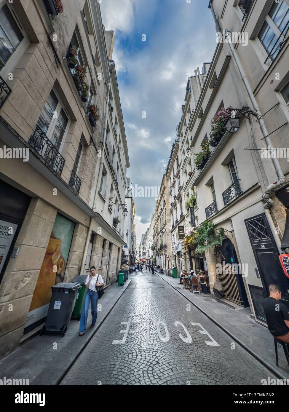 PARIS, FRANKREICH - 27. JUNI 2025: Blick auf eine enge Straße im Stadtteil Marais im Zentrum von Paris, mit Kopfsteinpflaster, die die historische ne vermitteln Stockfoto