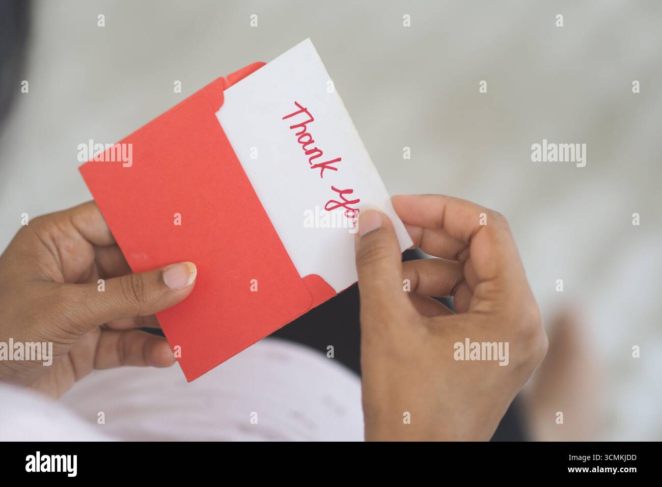 Geste der Dankbarkeit mit einer Dankeskarte Stockfoto