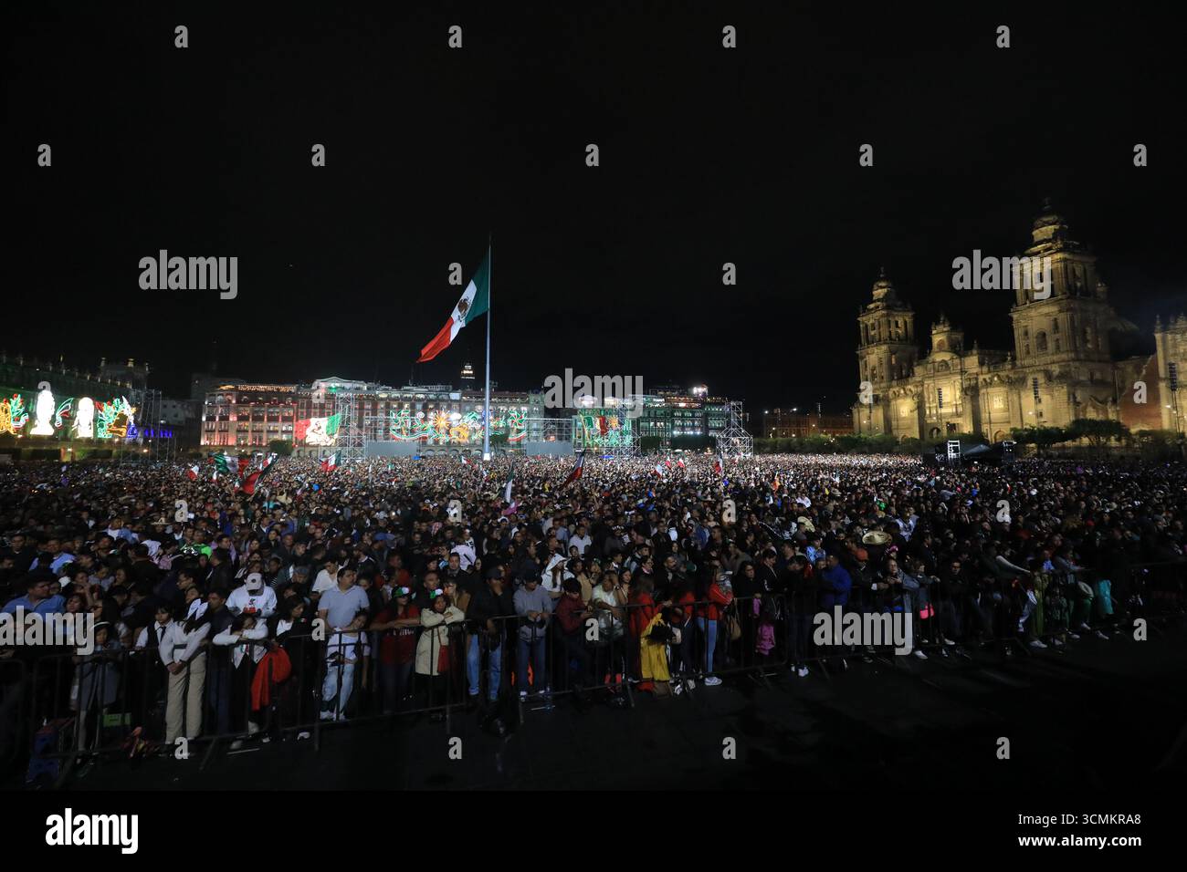 Nicht exklusiv: Die Menschen nehmen am Grito de Independencia zum 215. Jahrestag des Beginns des Kampfes für die Unabhängigkeitserklärung bei Teil Stockfoto