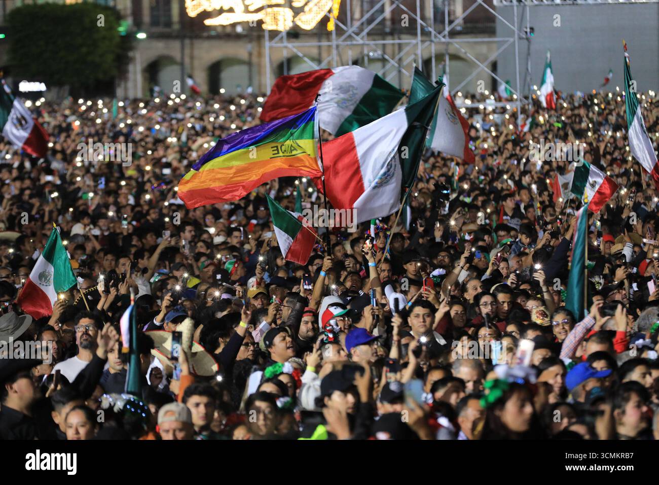 Nicht exklusiv: Die Menschen nehmen am Grito de Independencia zum 215. Jahrestag des Beginns des Kampfes für die Unabhängigkeitserklärung bei Teil Stockfoto