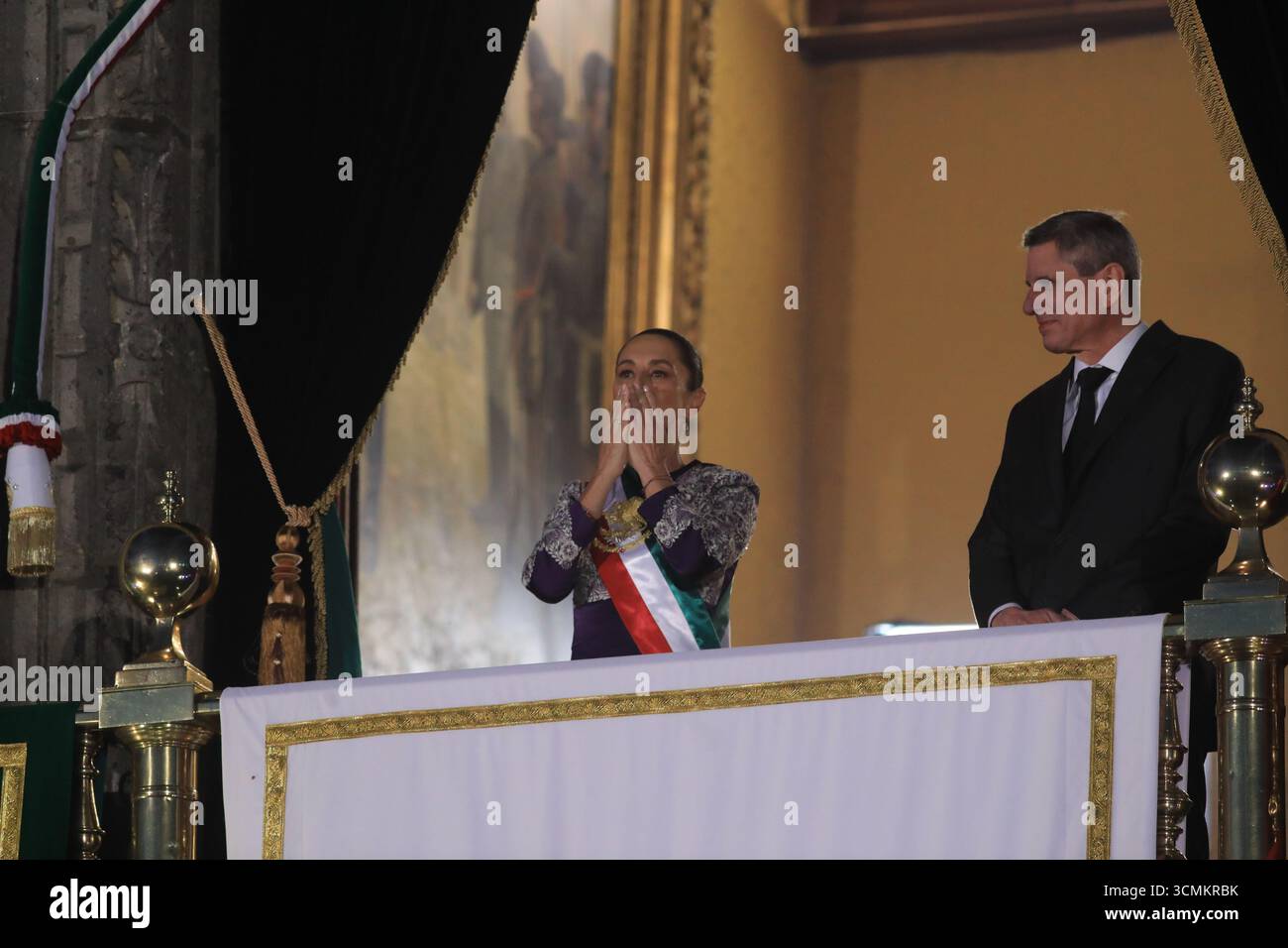 Nicht exklusiv: Die mexikanische Präsidentin Claudia Sheinbaum Pardo übergibt den Grito de Independencia im Nationalpalast zum 215. Jahrestag der Be Stockfoto