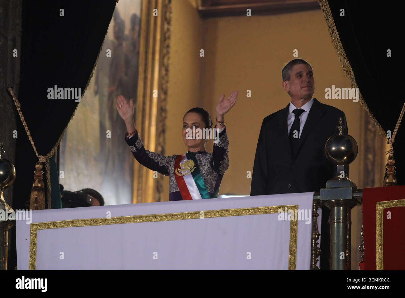 Nicht exklusiv: Die mexikanische Präsidentin Claudia Sheinbaum Pardo übergibt den Grito de Independencia im Nationalpalast zum 215. Jahrestag der Be Stockfoto