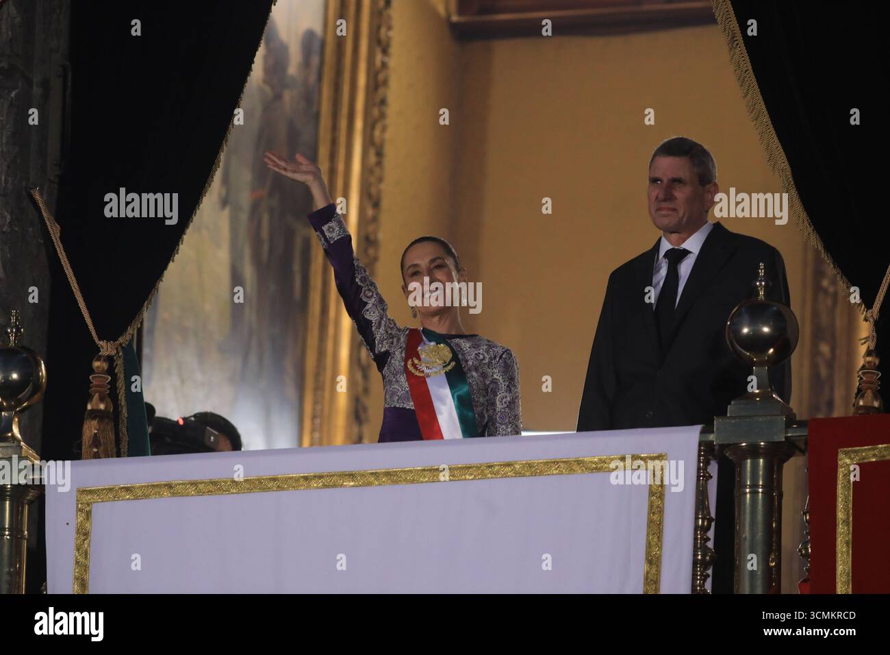 Nicht exklusiv: Die mexikanische Präsidentin Claudia Sheinbaum Pardo übergibt den Grito de Independencia im Nationalpalast zum 215. Jahrestag der Be Stockfoto