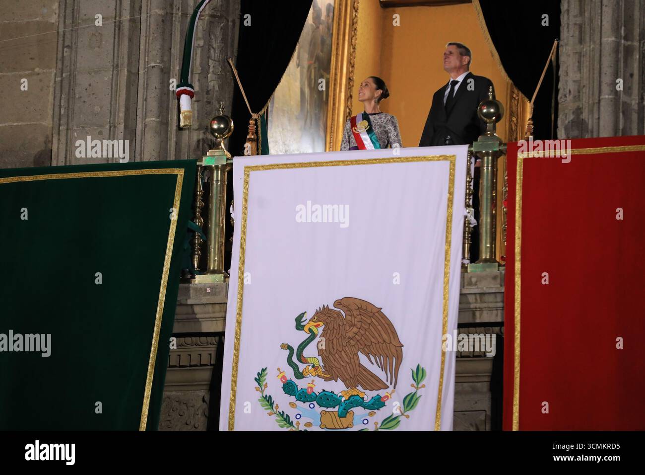 Nicht exklusiv: Die mexikanische Präsidentin Claudia Sheinbaum Pardo übergibt den Grito de Independencia im Nationalpalast zum 215. Jahrestag der Be Stockfoto
