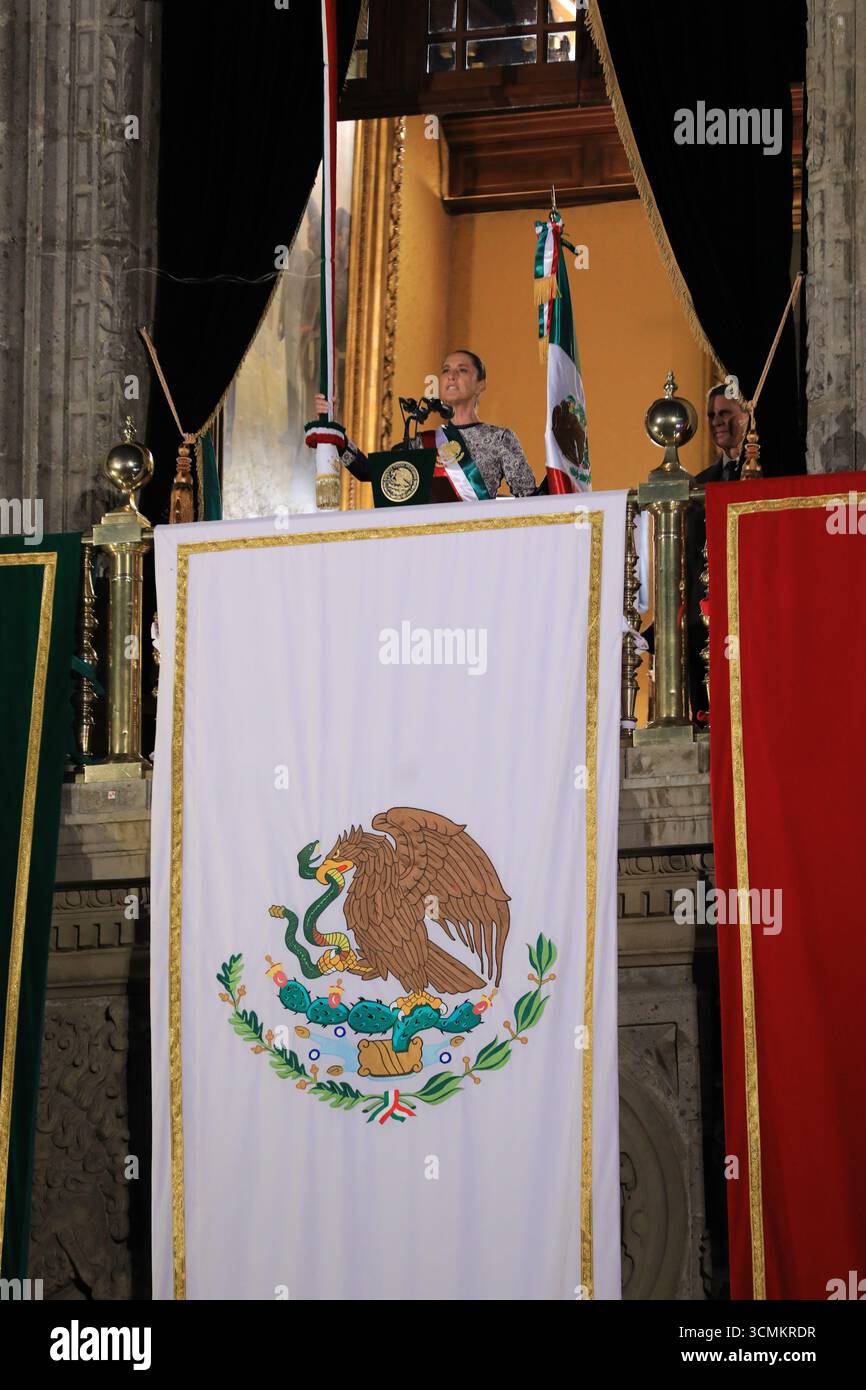 Nicht exklusiv: Die mexikanische Präsidentin Claudia Sheinbaum Pardo übergibt den Grito de Independencia im Nationalpalast zum 215. Jahrestag der Be Stockfoto
