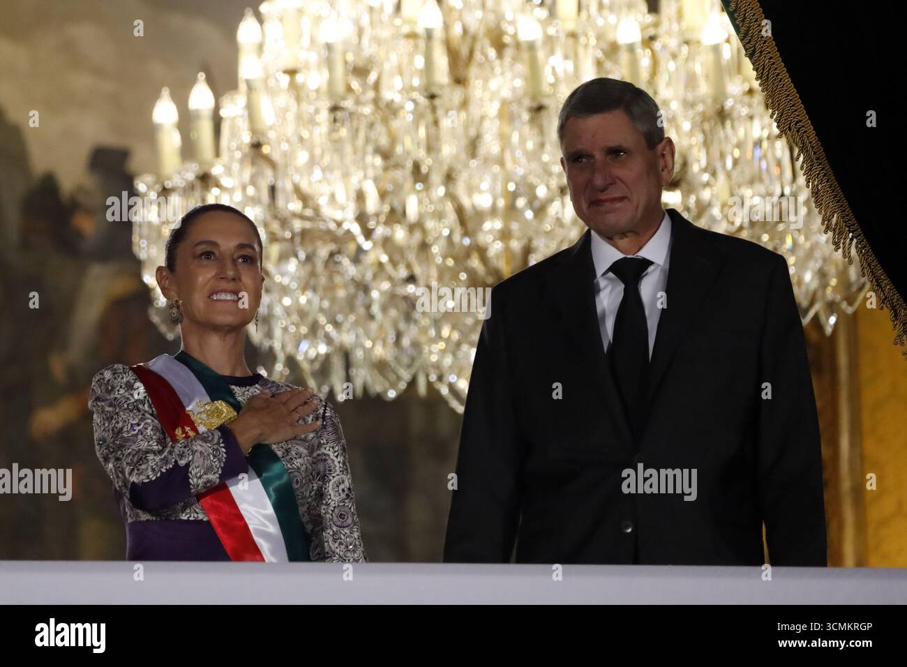 Nicht exklusiv: Die mexikanische Präsidentin Claudia Sheinbaum Pardo übergibt den Grito de Independencia im Nationalpalast zum 215. Jahrestag der Be Stockfoto