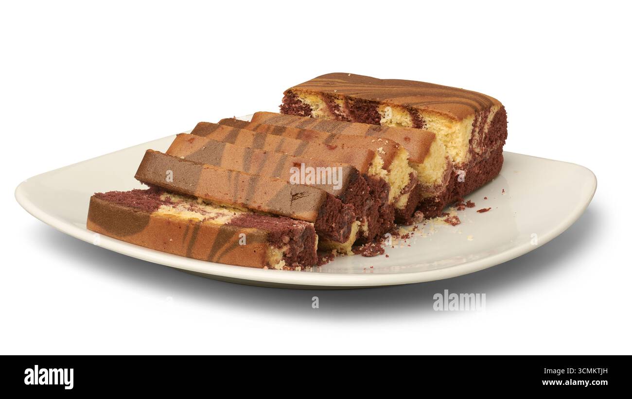 Scheiben Butterkuchen oder Marmorkuchen auf einem Teller isolierter weißer Hintergrund, verdrehte helle und dunkle Farben, köstliche süße Leckerei aus der Seitenansicht Stockfoto