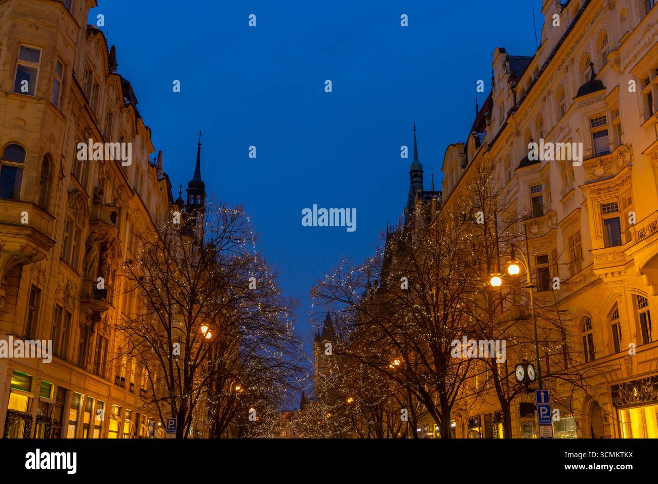 Festliche Weihnachtslichter schmücken Bäume, die in der Dämmerung in Prag, Tschechien, eine magische Atmosphäre schaffen Stockfoto