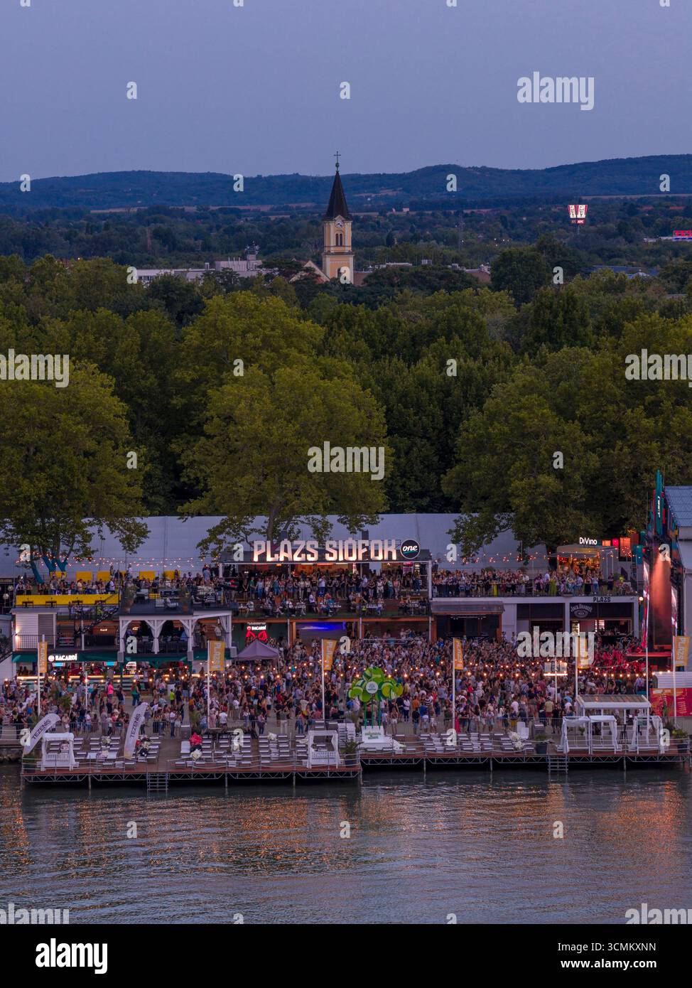 Siofok Plazs Beach – beliebter Strand am Balaton, Ungarn, bekannt für Sommerpartys, Musik, Festivals und pulsierendes Nachtleben. Stockfoto
