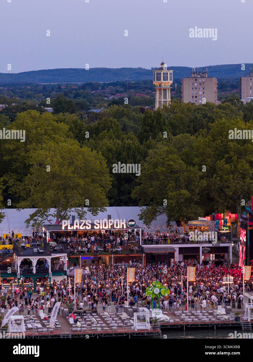 Siofok Plazs Beach – beliebter Strand am Balaton, Ungarn, bekannt für Sommerpartys, Musik, Festivals und pulsierendes Nachtleben. Stockfoto