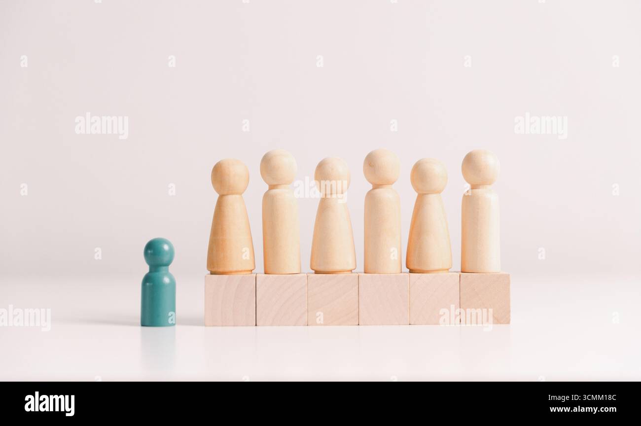 Das Konzept von Vielfalt, Inklusion und Gleichheit wird im Team hervorgehoben, Holzelemente, die Führung, Autorität, Einfluss, starke Kommunikation Stockfoto