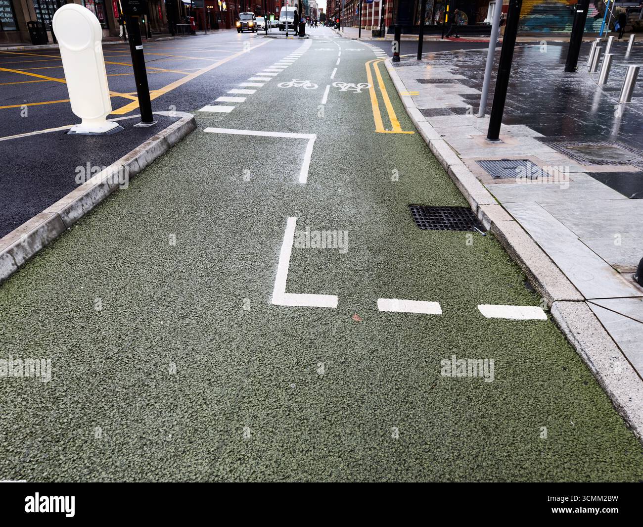 Eine markierte Fahrradspur in der Innenstadt von Manchester, die die Sicherheit in städtischen Umgebungen betont Stockfoto