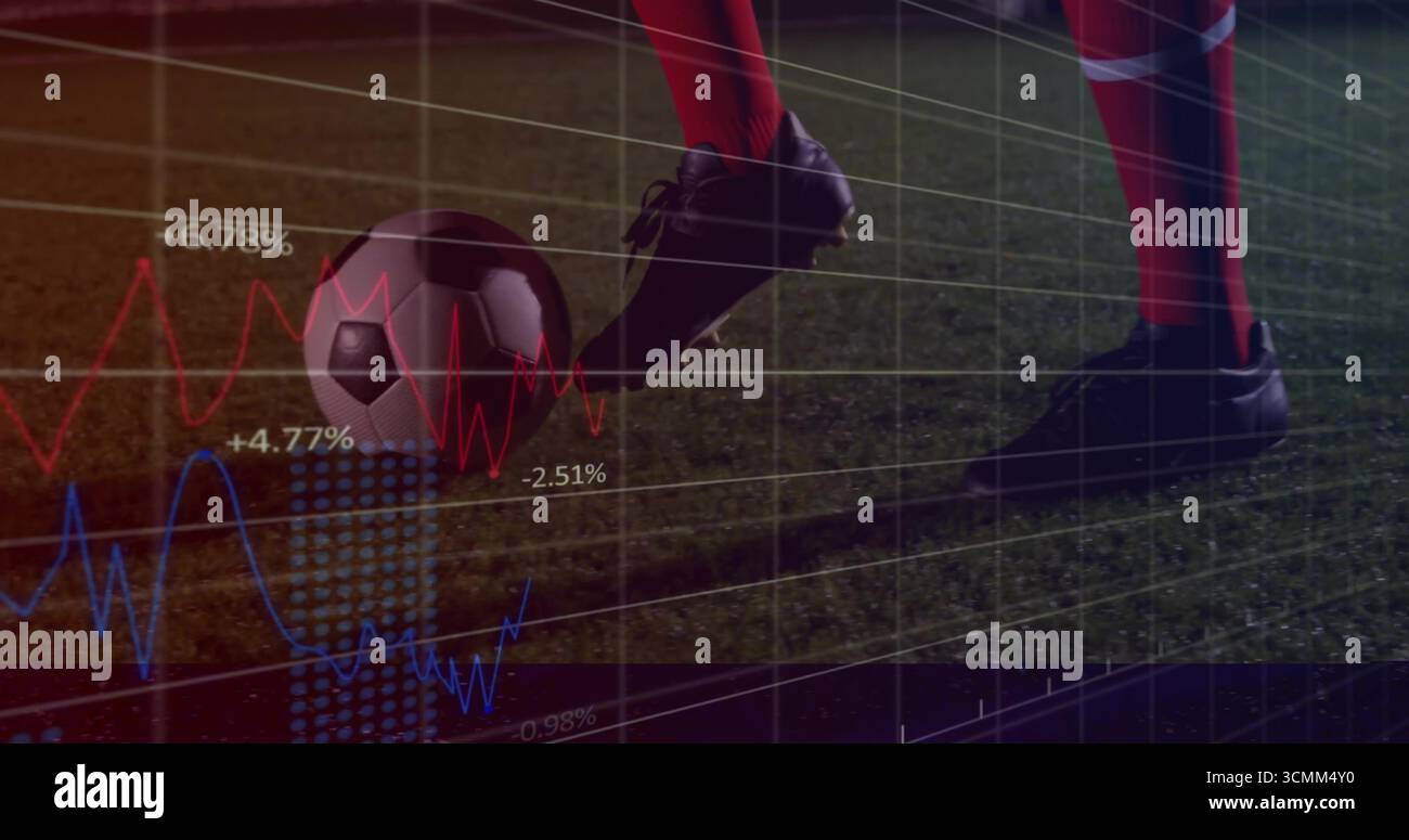 Die Beine des Spielers in roten Socken positionieren und den Ball nachts auf dem Spielfeld mithilfe eines Analysediagramms steuern Stockfoto