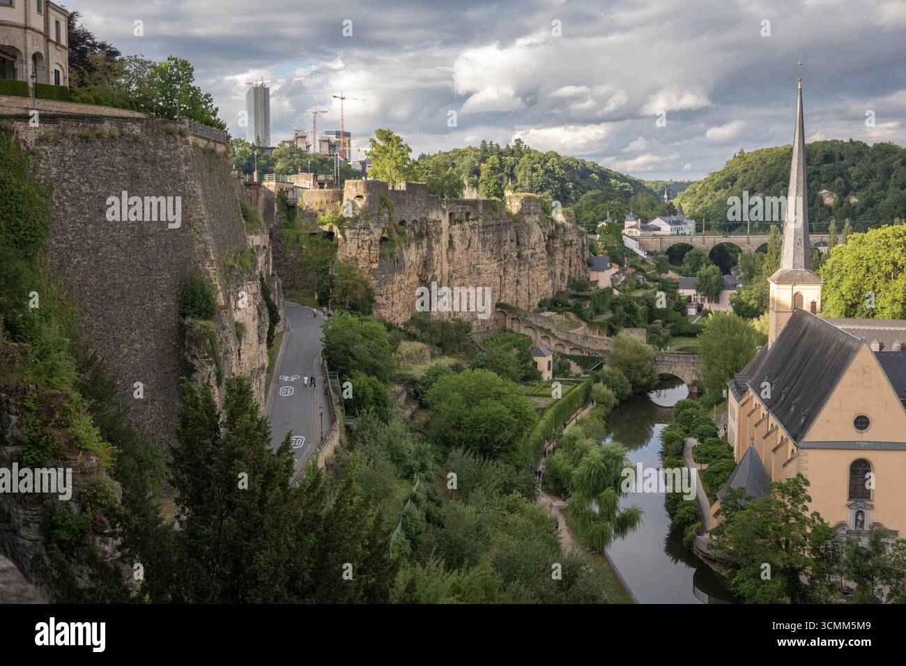 Alte Kasematten Mauer, alte Brücke und Flusstal im Herzen der Stadt Luxemburg Stockfoto
