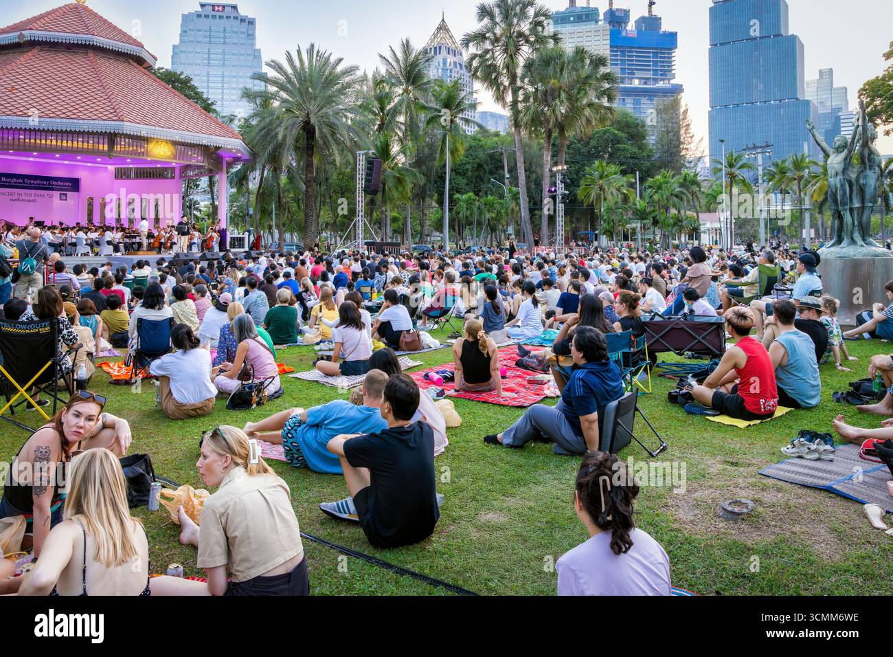 Publikum besucht Open-Air-Symphoniekonzert, Lumphini Park, Bangkok, Thailand Stockfoto