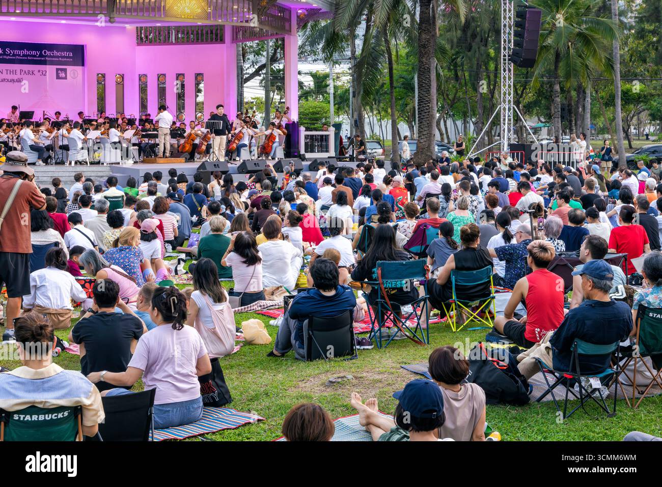 Publikum besucht Open-Air-Symphoniekonzert, Lumphini Park, Bangkok, Thailand Stockfoto