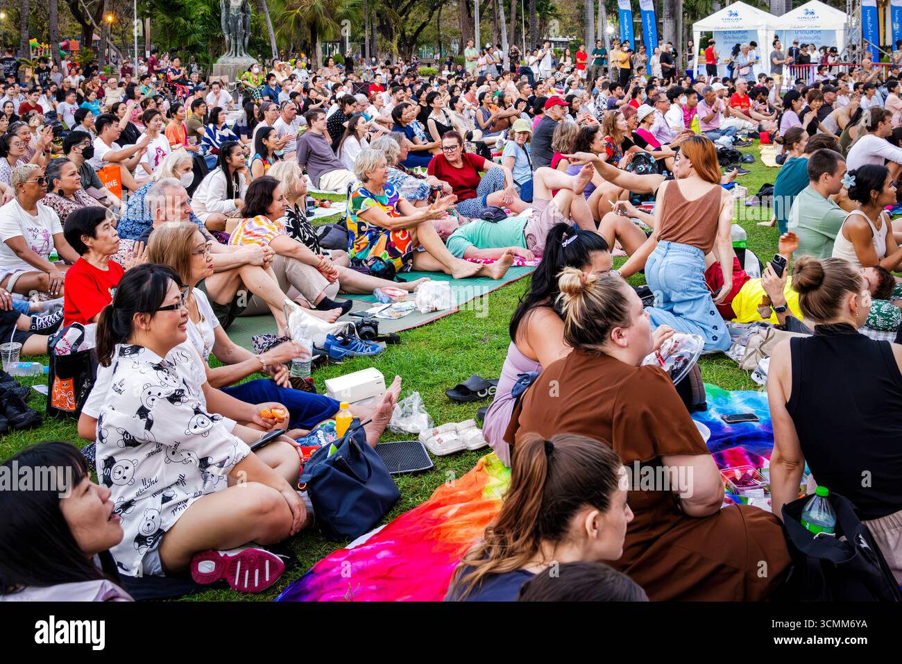 Publikum besucht Open-Air-Symphoniekonzert, Lumphini Park, Bangkok, Thailand Stockfoto