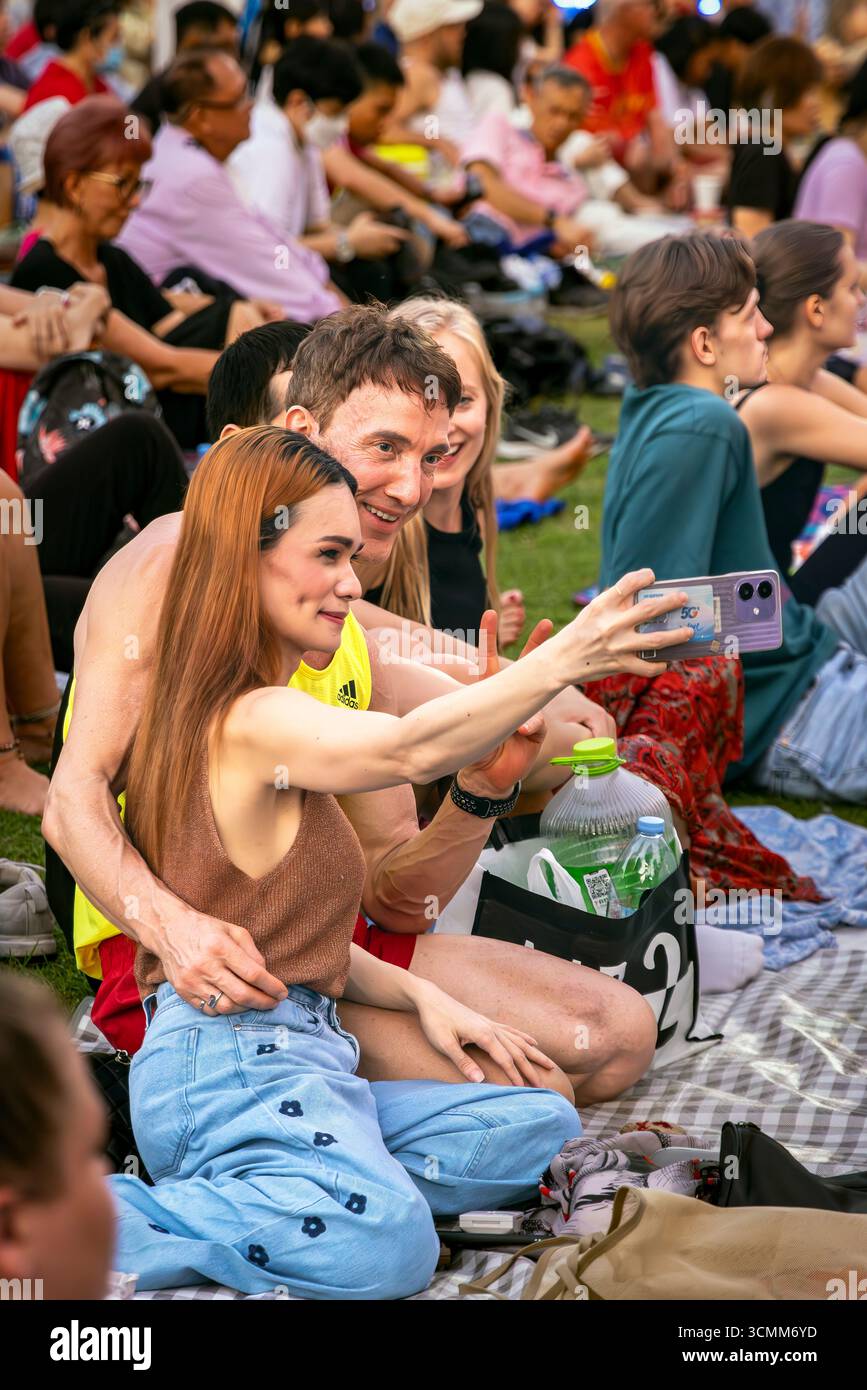 Publikum besucht Open-Air-Symphoniekonzert, Lumphini Park, Bangkok, Thailand Stockfoto