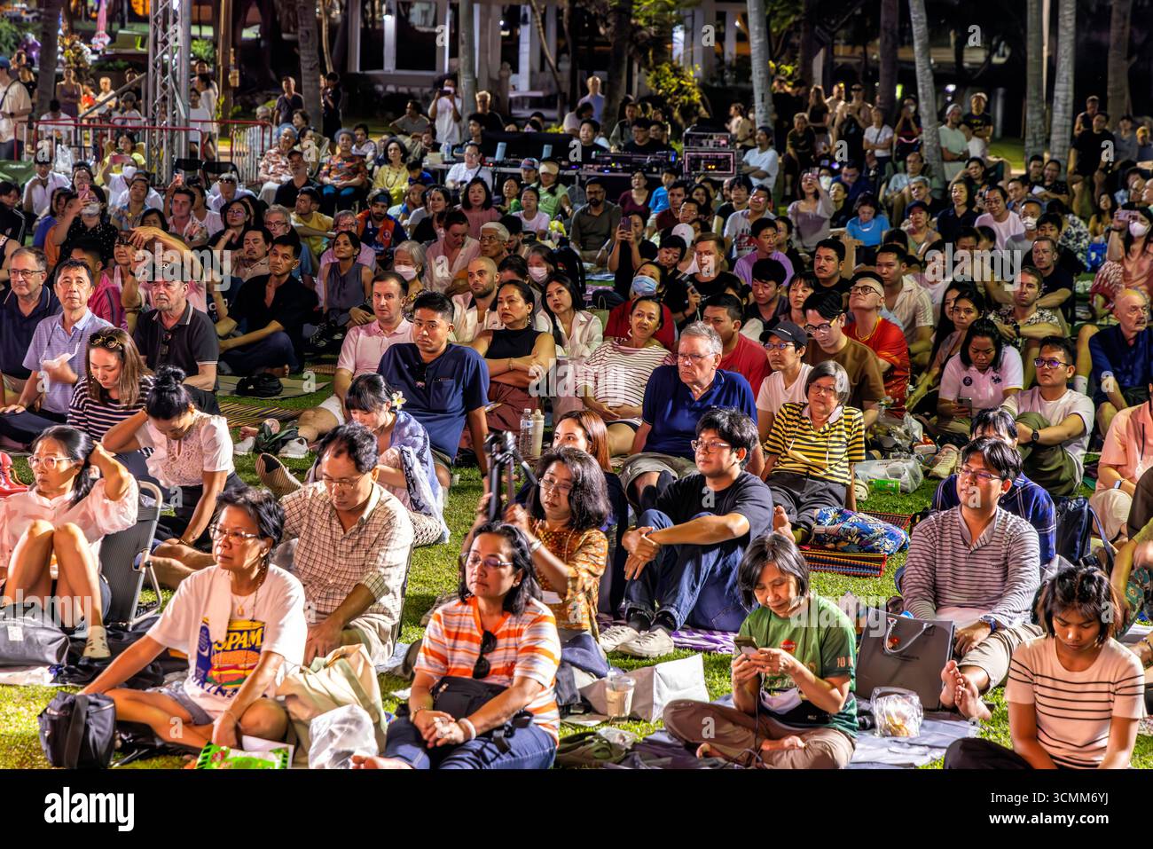 Publikum besucht Open-Air-Symphoniekonzert, Lumphini Park, Bangkok, Thailand Stockfoto