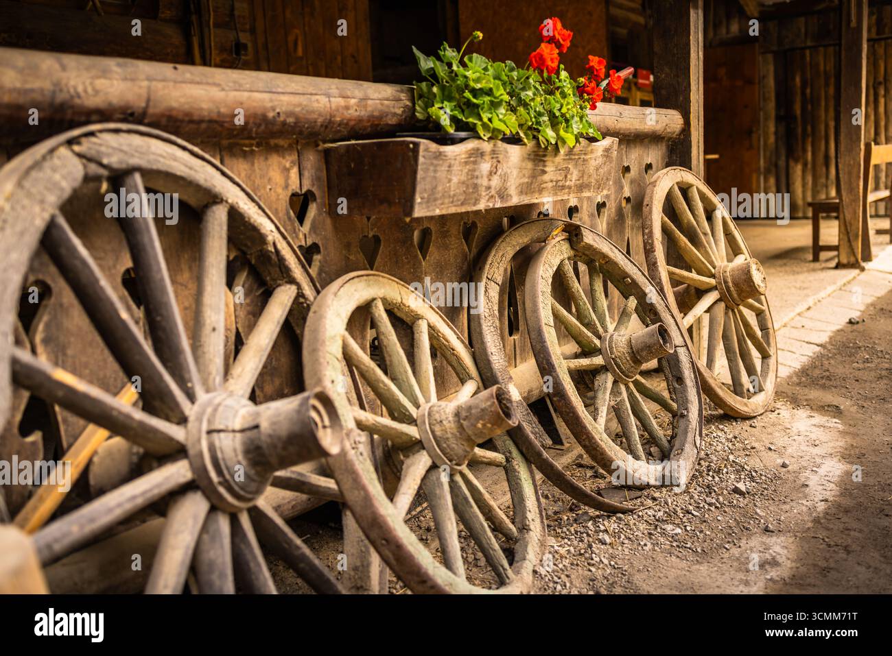Alte Wagenräder vor dem Holzhaus, das Leben auf der Ranch Stockfoto