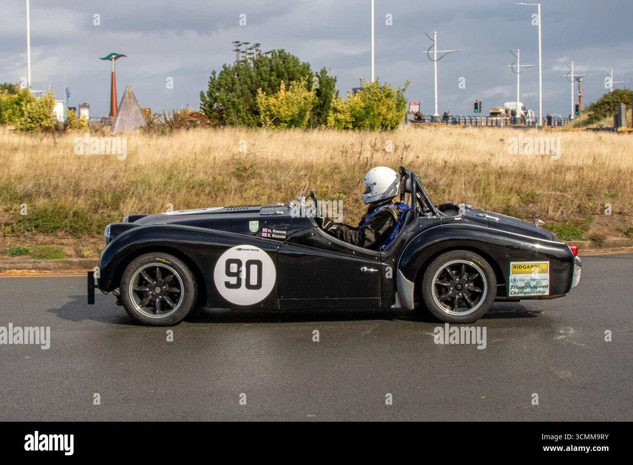 1959 50er Jahre Black Triumph TR3 Benzin 2138 ccm, klassischer britischer Zweisitzer-Sportwagen; Nr. 90 beim Southport Classic und Speed Sprint Revival 2025. Stockfoto