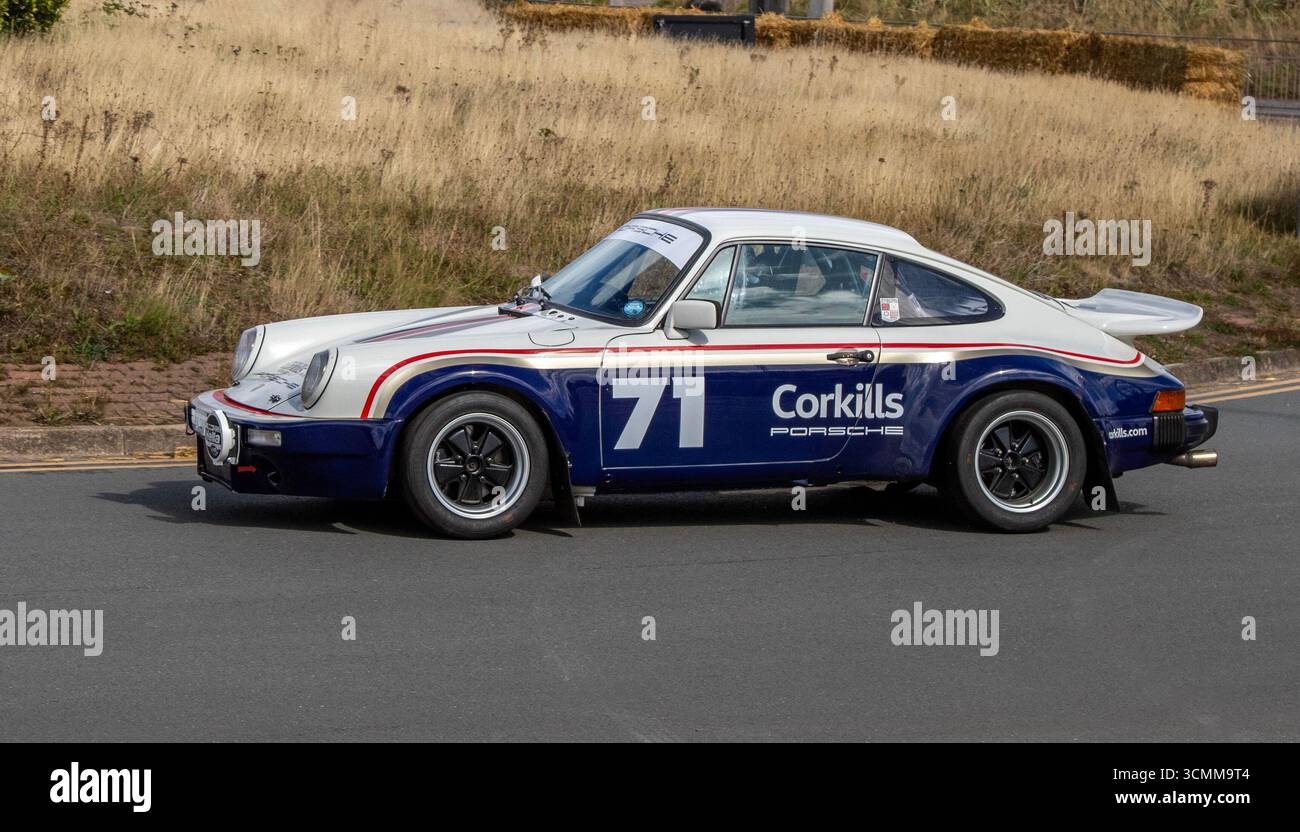 1982 80er Jahre Porsche 911 3000 ccm Nr. 71 fuhr gegen die Uhr beim Southport Classic und Speed Sprint Revival 2025. Stockfoto