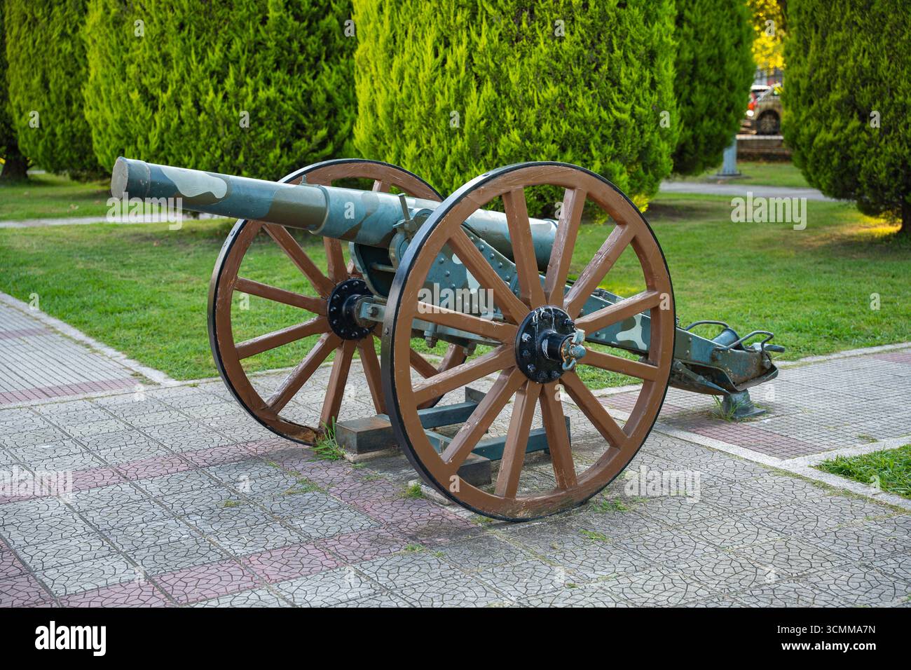 Historische Militärkanonen im Museum des öffentlichen Parks. Alte Artilleriekanone mit Holzrädern in der Außenausstellung. Symbol der Geschichte Stockfoto