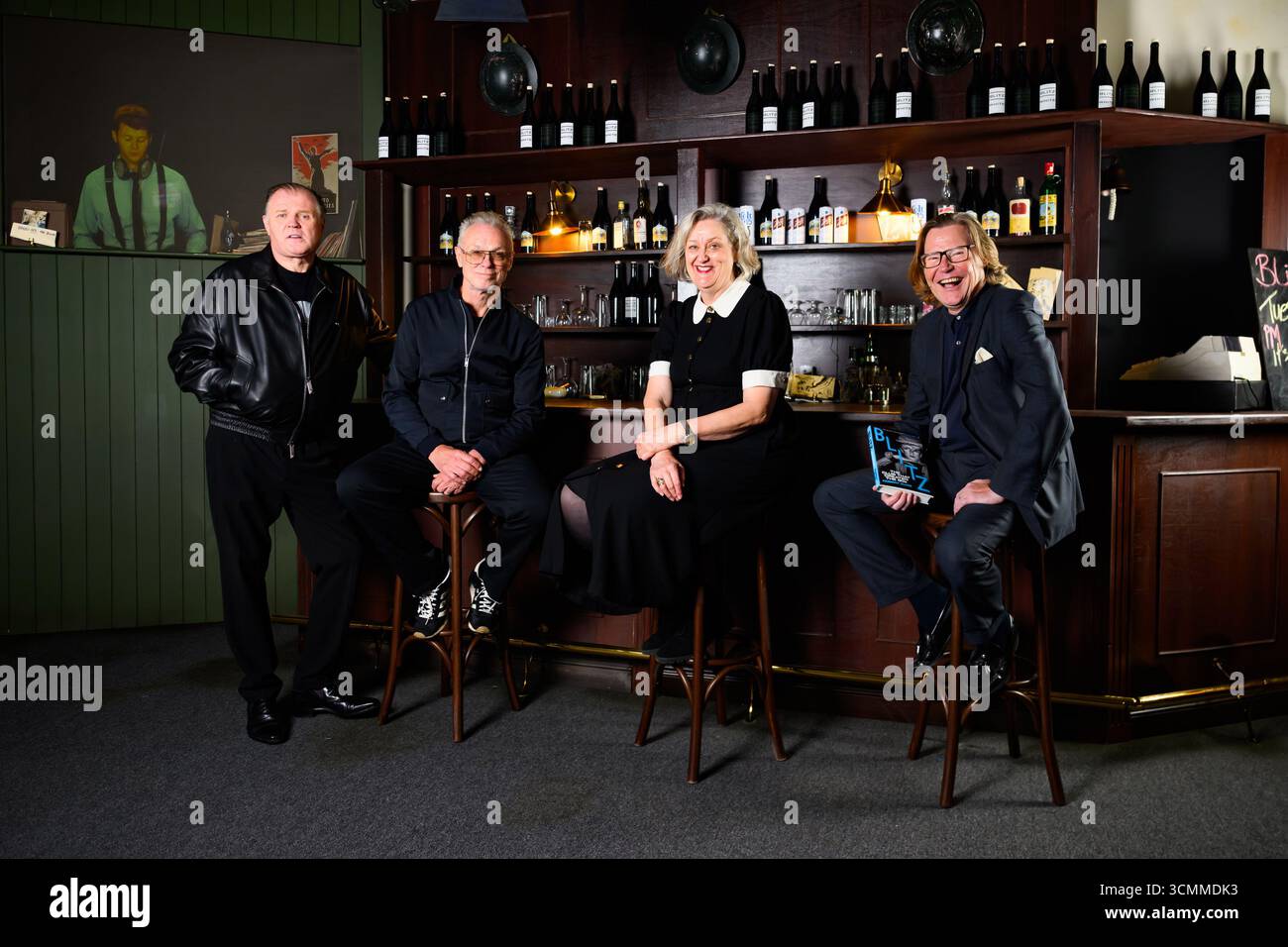 NUR vier von Blitz Kids (von links nach rechts) DJ und Blitz Mitgründer Rusty Egan, Gary Kemp von Spandau Ballet, Kostümdesignerin Fiona Dealey und BBC-Sender Robert Elms im Design Museum für den Start einer neuen Ausstellung zur Geschichte des Blitz Clubs, dem Londoner Veranstaltungsort, der in den späten 70er und 80er Jahren eine kreative Szene hervorbrachte, die die Populärkultur beeinflusste und am Samstag der Öffentlichkeit zugänglich ist. Ausgabedatum: Mittwoch, 17. September 2025. Stockfoto