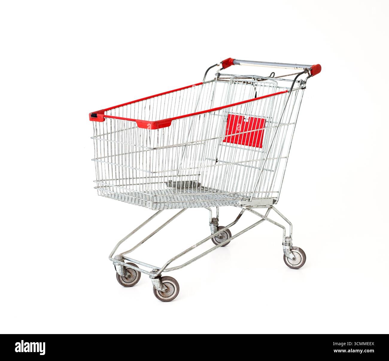 Leerer Warenkorb aus Chrom mit roten Akzenten, isoliert auf weißem Hintergrund. Steht für Einzelhandel, Konsumverhalten, Lebensmittel und Handel. Stockfoto